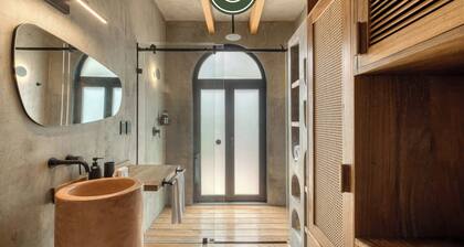 Luxury 2 BR Condo in Downtown - AC - Peaceful