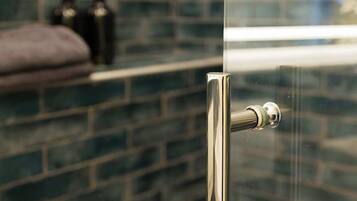 Dusche, kostenlose Toilettenartikel, Haartrockner, Handtücher