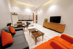 Apartemen Keluarga | Dapur pribadi | Lemari es besar, microwave, kompor, dan peralatan masak/sendok-piring