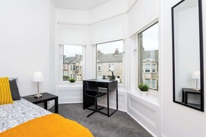 2 bedrooms, iron/ironing board, WiFi, bed sheets - 5 Individual Beds - Free Parking (Glasgow)