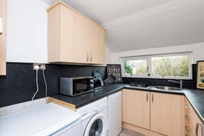 Fridge, microwave, oven, stovetop - 5 Individual Beds - Free Parking (Glasgow)