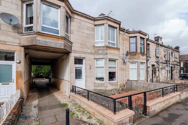 Exterior - 5 Individual Beds - Free Parking (Glasgow)