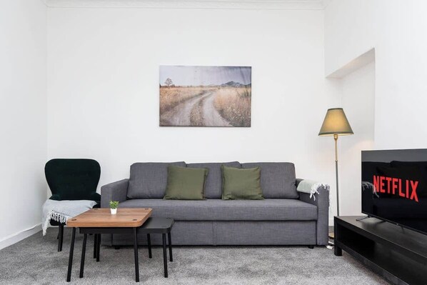 Una televisión, una oficina