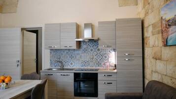 Een koelkast, een magnetron, een oven, een kookplaat