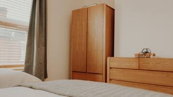 2 bedrooms, iron/ironing board, WiFi, bed sheets