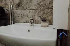 淋浴設備、風筒、坐浴桶、提供毛巾