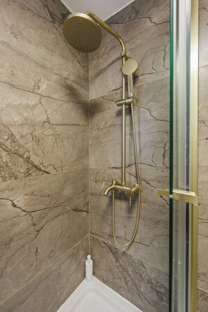 Een douche, een haardroger, handdoeken