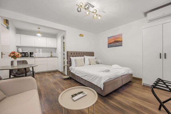 Iron/ironing board, WiFi, bed sheets