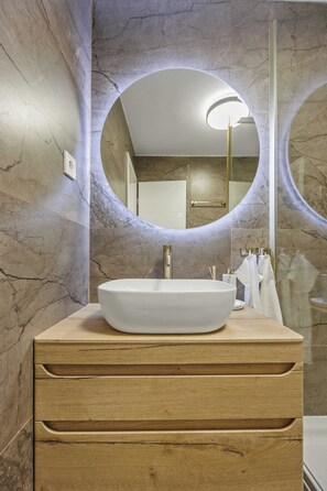 Shower, hair dryer, towels