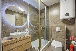 Shower, hair dryer, towels - Studio Quattro De Amicis (Rovinj)