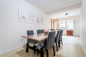 Dining - El Galeón - Cozy apartment 10 mins from the beach - sleeps 8, sauna, AC (València)