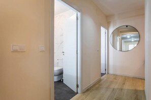 Regadera, tina de hidromasaje, secadora de cabello, toallas 