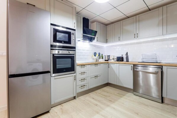 Kühlschrank, Mikrowelle, Ofen, Herdplatte