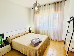 4 bedrooms, iron/ironing board, travel crib, free WiFi - FOGAR DE AROUSA 3 minutes from the beaches, garden, barbecue, swimming pools, playground, children's playground. (vilanova de Arousa)