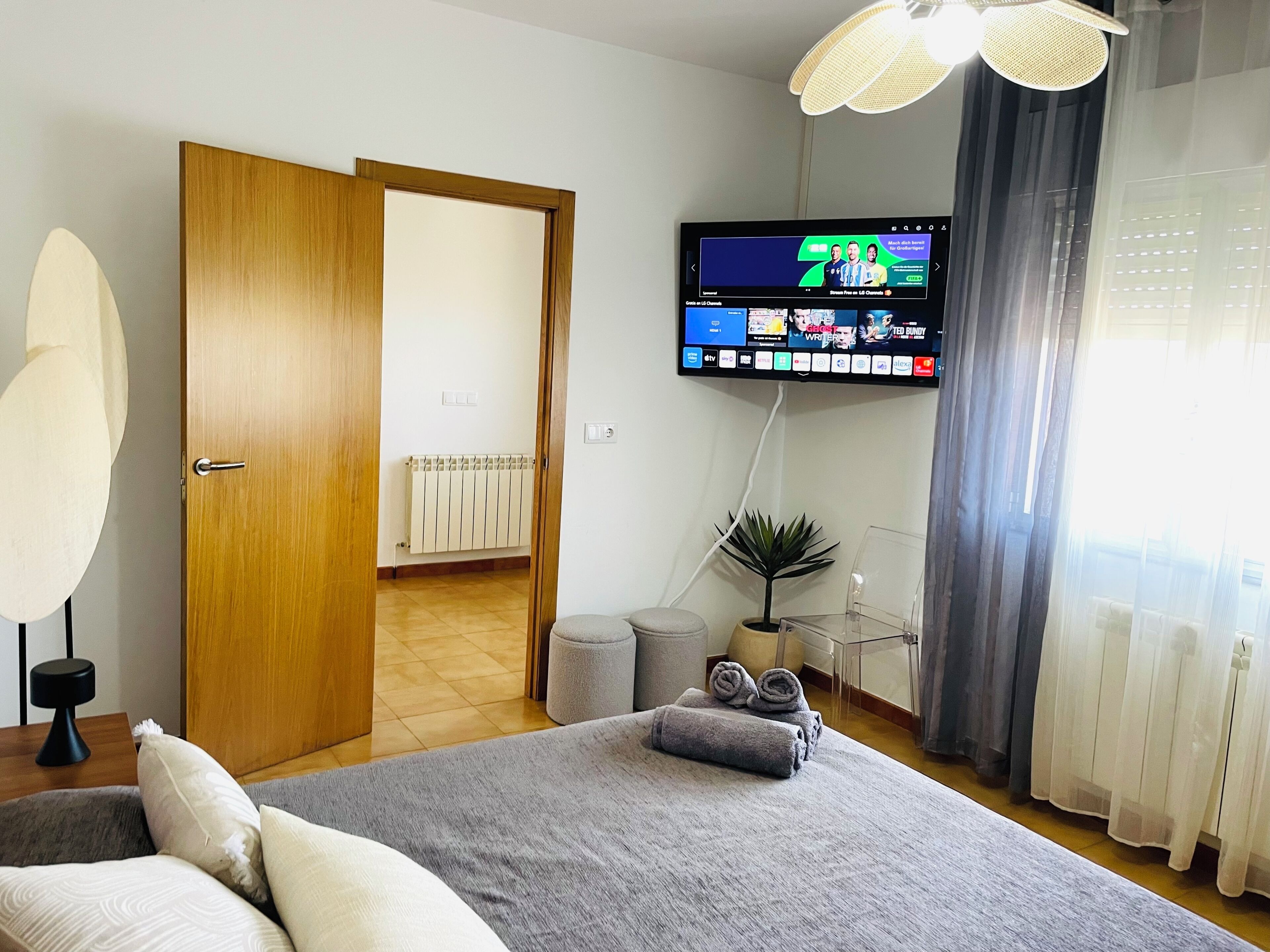 5 habitaciones, tabla de planchar con plancha y cuna de viaje 