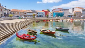 Una zona frente al agua con barcos amarrados a lo largo de las escaleras que bajan hacia el agua.
