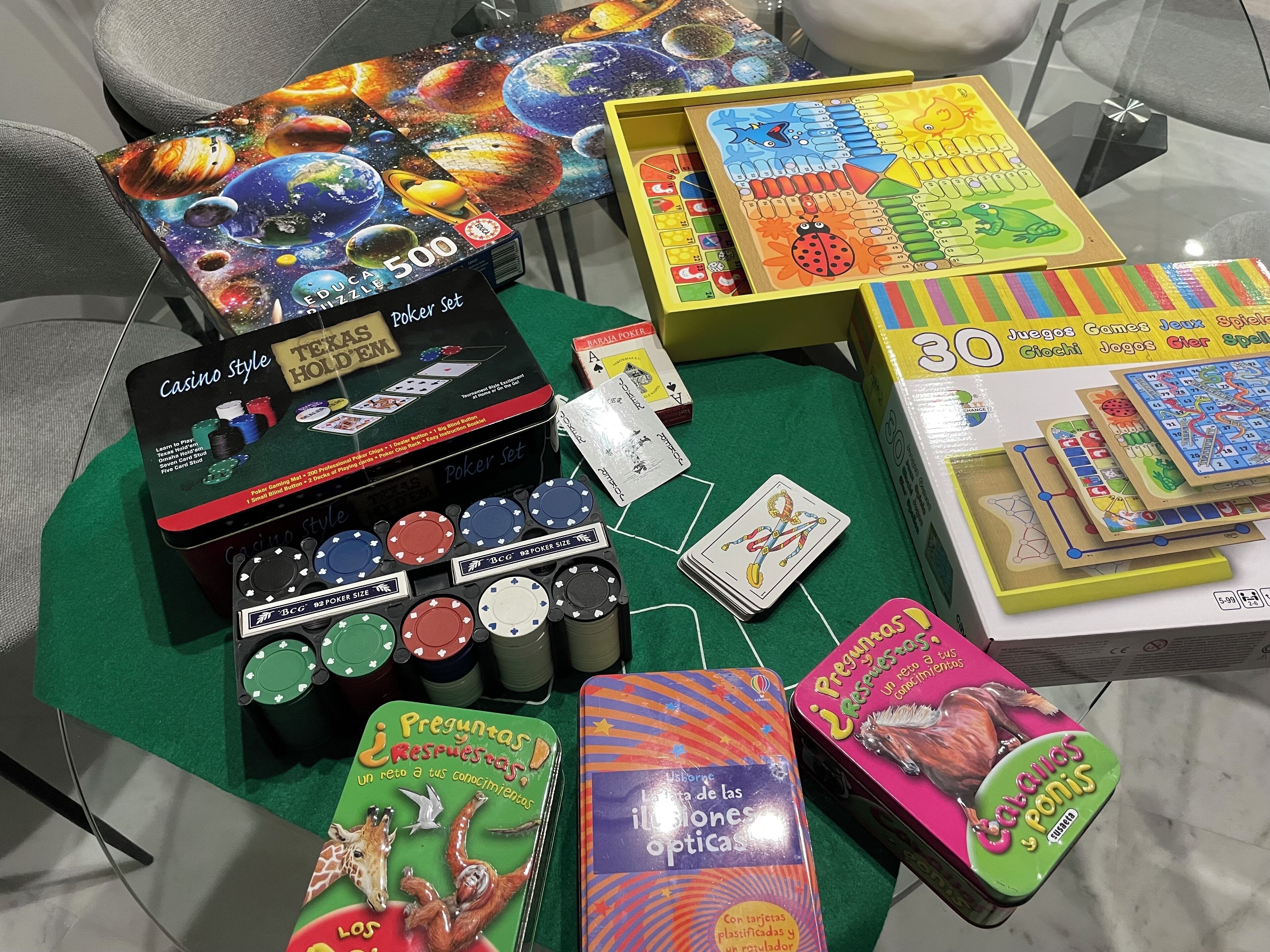 Diverse gezelschapsspellen en kaartspellen op een tafel.
