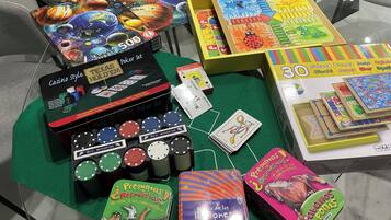 Diverse gezelschapsspellen en kaartspellen op een tafel.