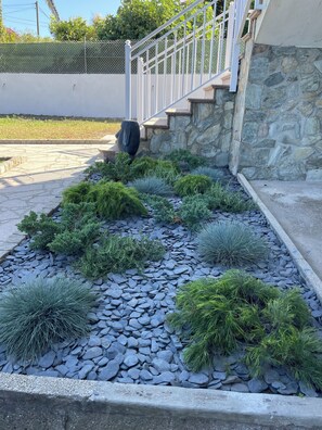 Property grounds - FOGAR DE AROUSA 3 minutes from the beaches, garden, barbecue, swimming pools, playground, children's playground. (vilanova de Arousa)