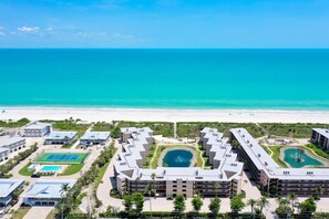 Un complexe hôtelier comprenant plusieurs bâtiments, une piscine et offrant une vue sur la plage.