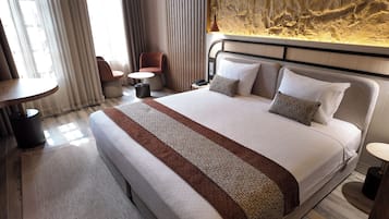 Caja fuerte, espacio para trabajar con un portátil, cortinas opacas