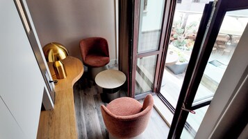 Deluxe Oda, Avlu Manzaralı | Odada kasa, dizüstü bilgisayar çalışma alanı, güneşlik/perde 