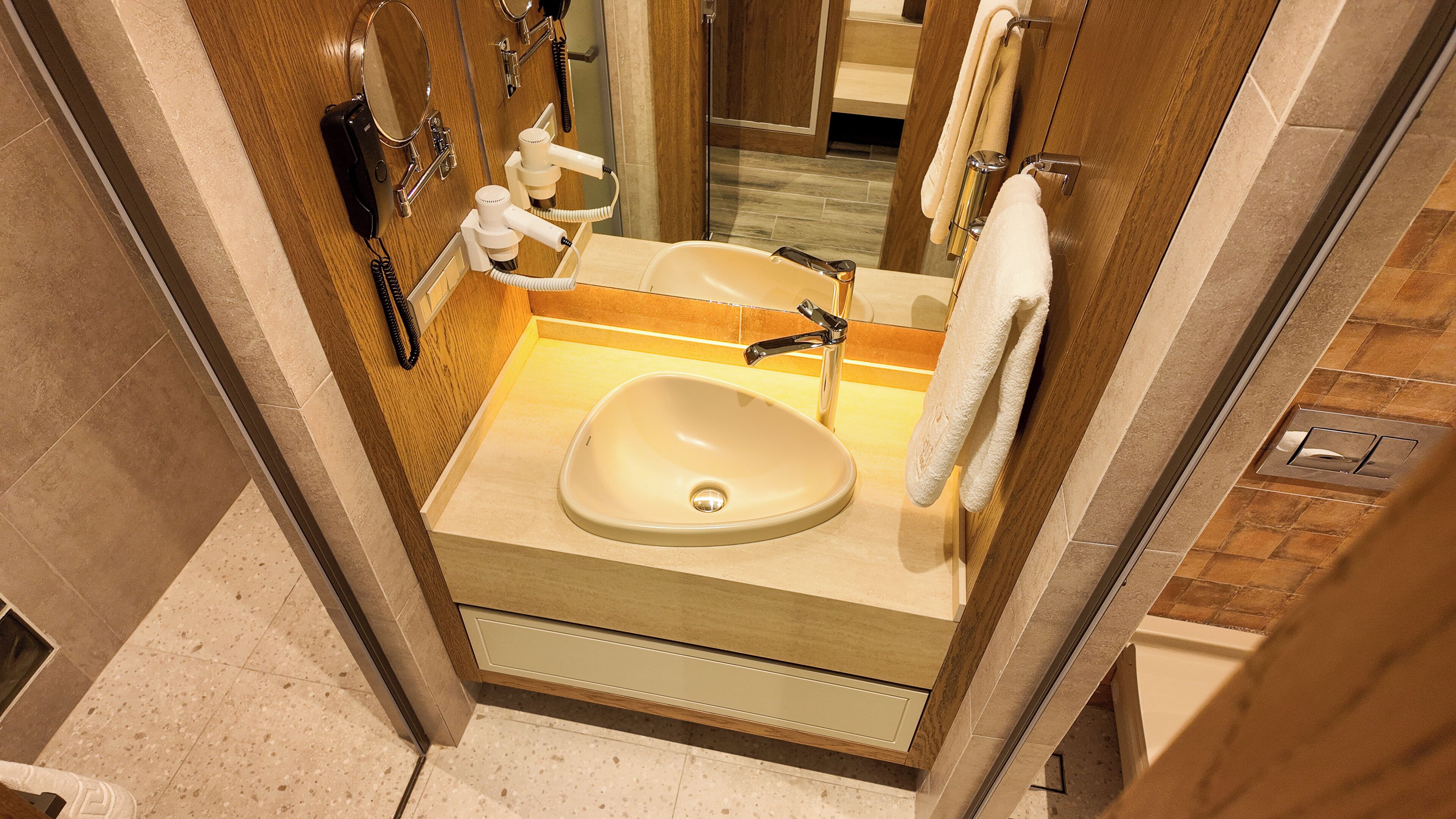 Sèche-cheveux, chaussons, serviettes fournies, savon