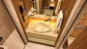 Secador de pelo, zapatillas, toallas y jabón