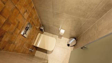 Hårføner, tøfler, håndklær og såpe