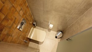 Sèche-cheveux, chaussons, serviettes fournies, savon