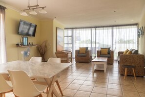 Smart TV - 350 metres from beach. 2-bedroom, 2-bathroom ground floor apt with patio & braai (Jeffreys Bay)