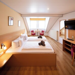 Standard Double Room, Ensuite (STD) | In-room safe, desk, laptop workspace, free WiFi - Hotel zum Moselstrand (Briedern)