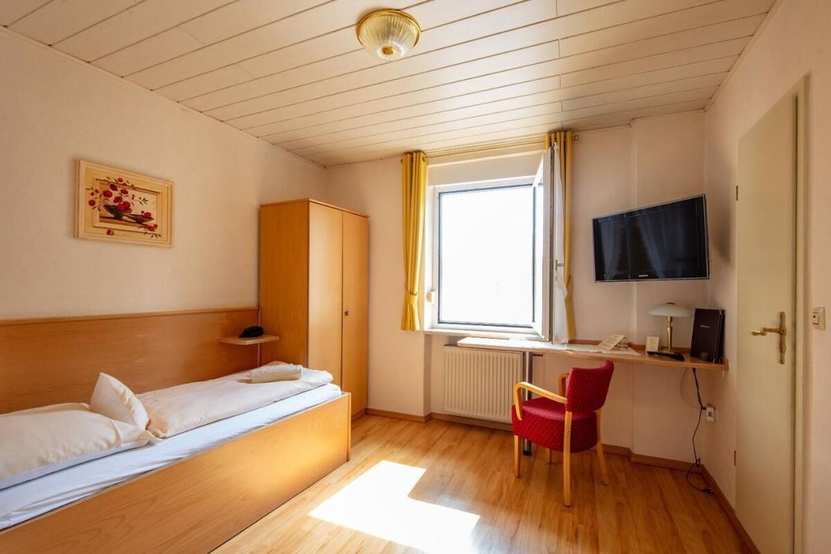 Basic-enkeltværelse - udsigt til flod | 1 soveværelse, pengeskab på værelset, skrivebord