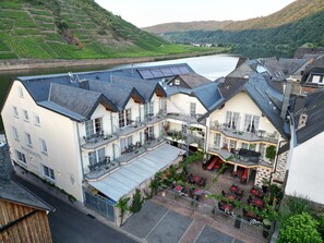 Courtyard view - Hotel zum Moselstrand (Briedern)