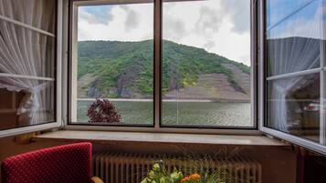 Comfort-Doppelzimmer, Flussblick | 1 Schlafzimmer, Zimmersafe, Schreibtisch, laptopgeeigneter Arbeitsplatz