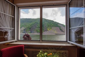 Habitació doble Comfort, vistes al riu | 1 dormitori, caixa forta a l'habitació i escriptori