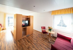 Habitación Deluxe doble, baño privado (BLK) | Caja fuerte, escritorio, espacio para trabajar con un portátil