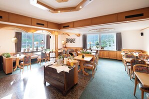 Free daily buffet breakfast - Hotel zum Moselstrand (Briedern)
