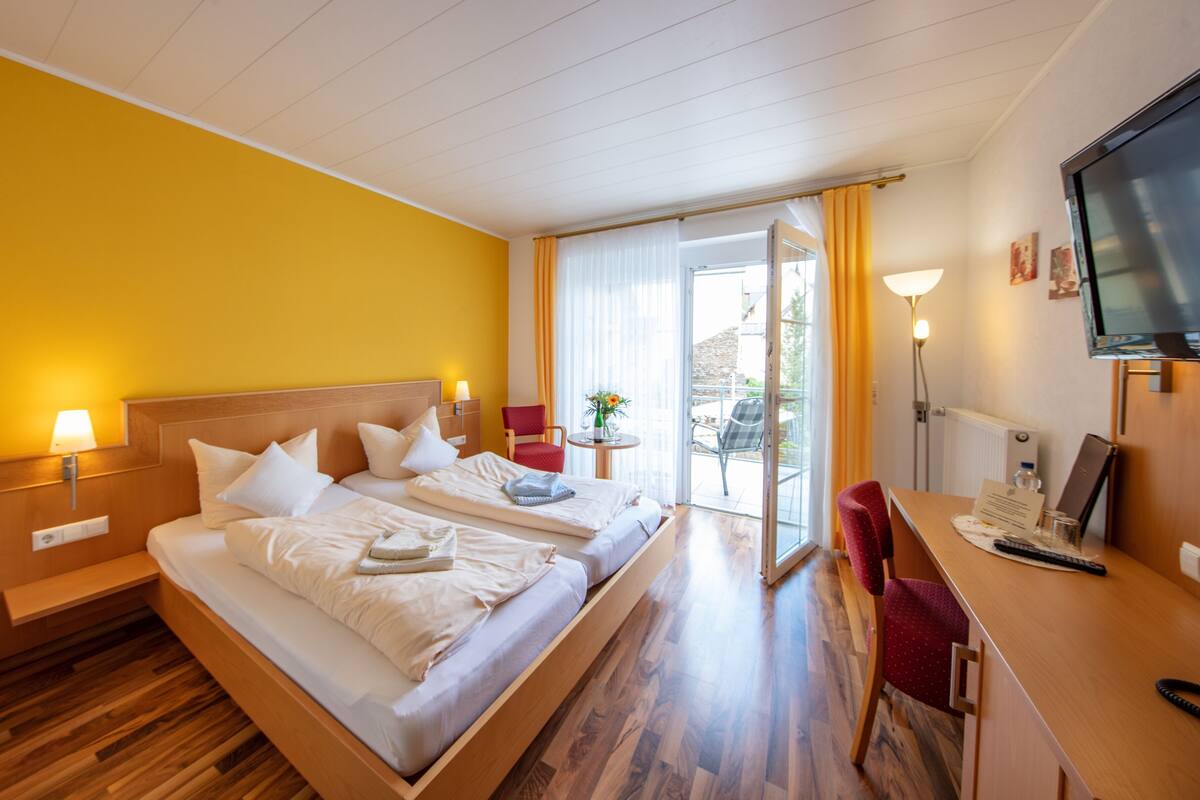 Superior-dobbeltværelse - udsigt til gårdsplads | 1 soveværelse, pengeskab på værelset, skrivebord