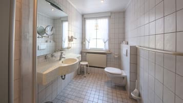 Een douche, een haardroger, handdoeken, zeep