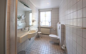 Dutxa, assecador de cabells, tovalloles i sabó 