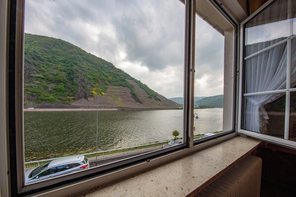 Comfort-dobbeltværelse - udsigt til flod | 1 soveværelse, pengeskab på værelset, skrivebord