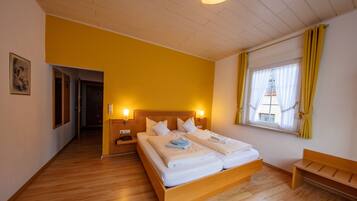 Superior-Doppelzimmer, eigenes Bad, Blick auf den Weinberg (MB) | Zimmersafe, Schreibtisch, laptopgeeigneter Arbeitsplatz