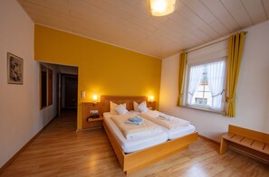 Habitació doble superior, bany privat, vistes a les vinyes (MB) | Caixa forta a l'habitació i escriptori 