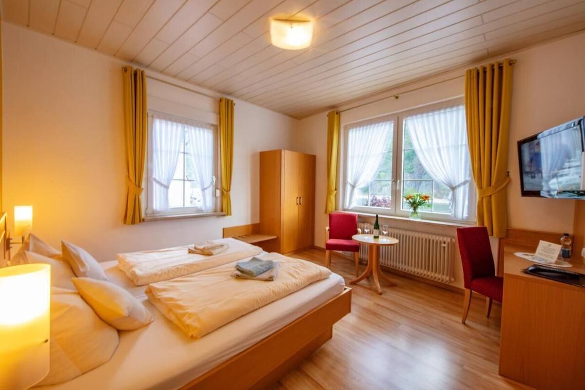 Comfort-dobbeltværelse - udsigt til flod | 1 soveværelse, pengeskab på værelset, skrivebord