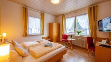 Comfort tweepersoonskamer, uitzicht op rivier | 1 slaapkamer, een kluis op de kamer, een bureau, een laptopwerkplek