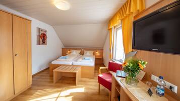 Standaard tweepersoonskamer | 1 slaapkamer, een kluis op de kamer, een bureau, een laptopwerkplek