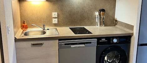 Fridge, microwave, stovetop, dishwasher