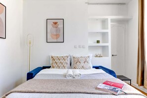 1 chambre, bureau, fer et planche à repasser, lit de bébé portatif
