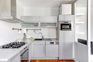 Fridge, microwave, oven, stovetop